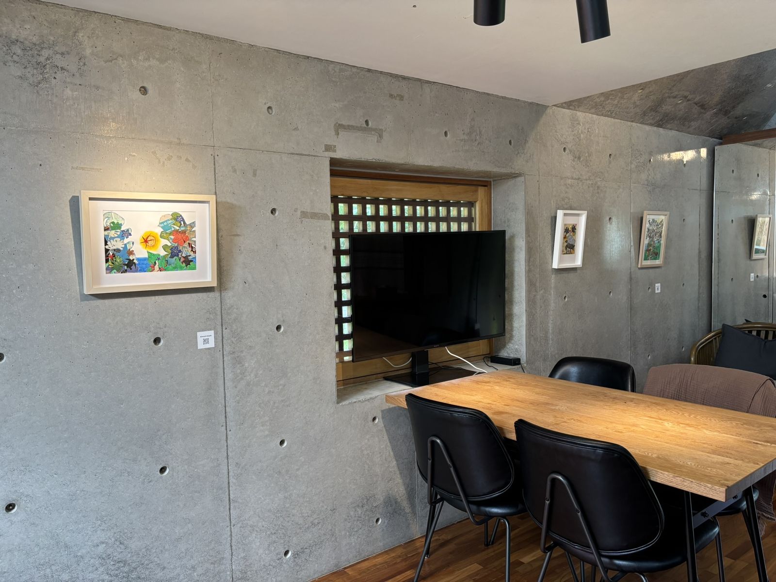 Kaff Ishigaki Stay のコンクリート壁に展示された Casita Shakotan 氏のコラージュ作品